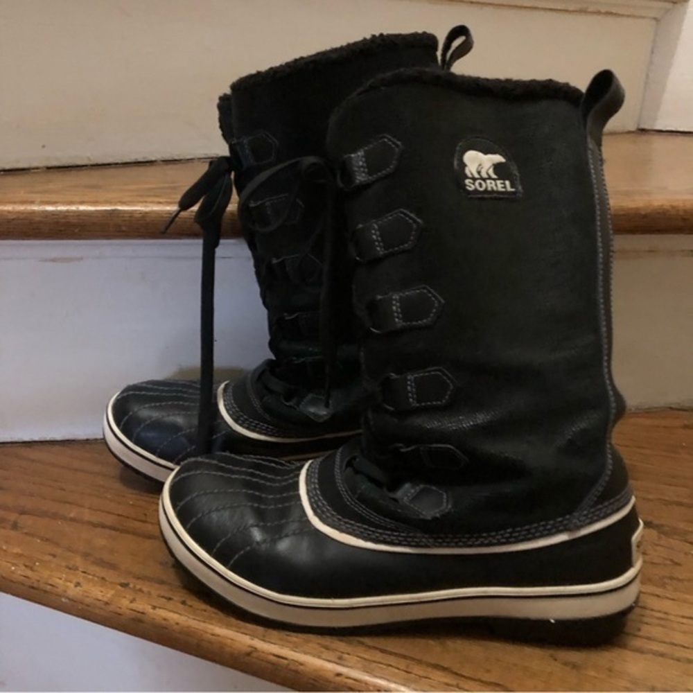 Sorel Tivoli mid calf boot. Black. Size 8.